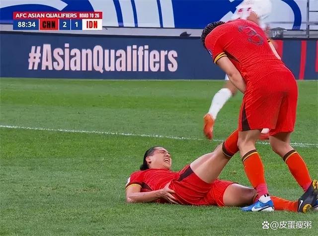 中场球员受伤抽搐，比赛暂停处理