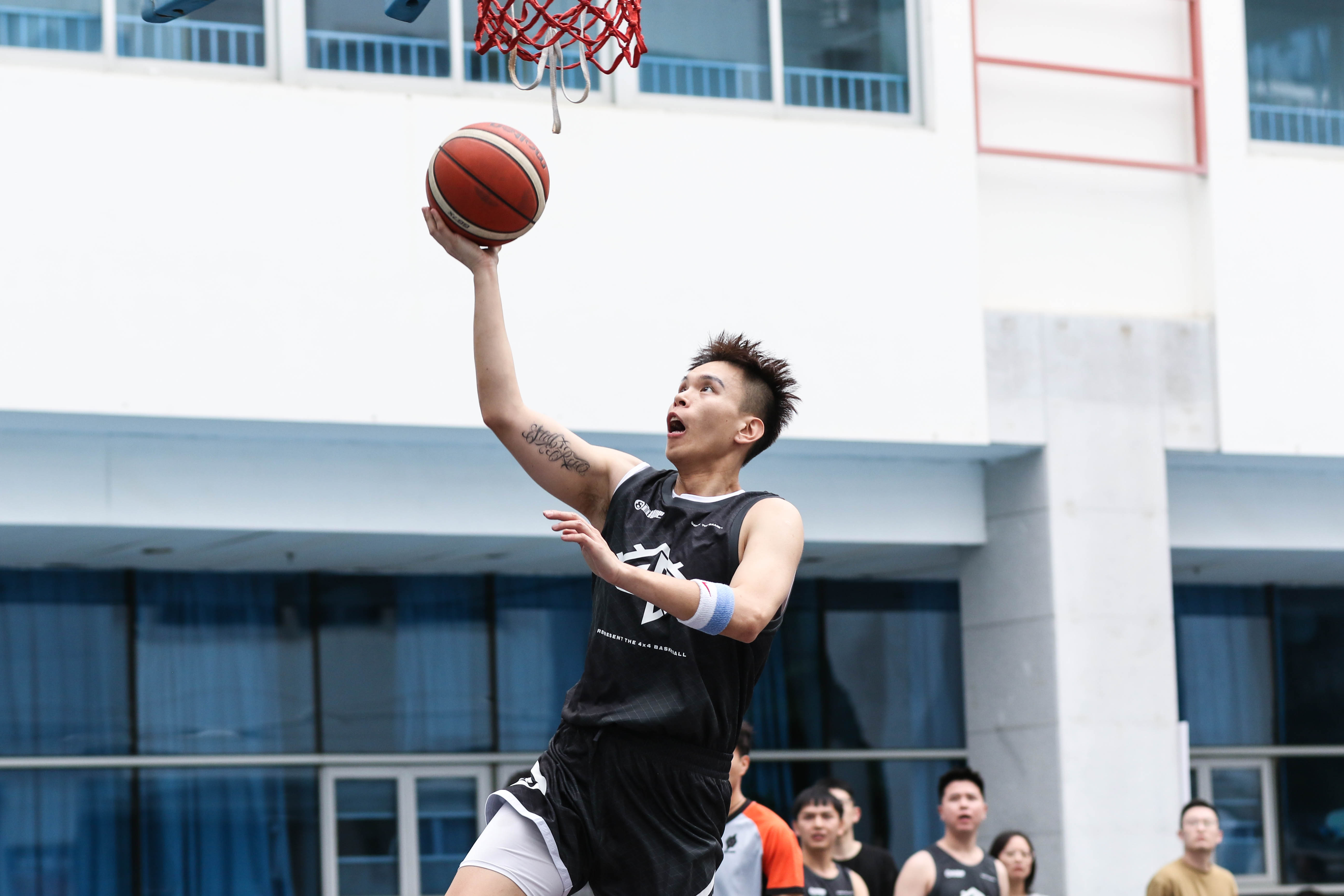 篮球场上球员们展现出色技术，吸引众多球迷观赏的简单介绍