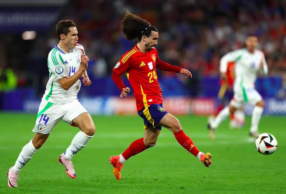 包含意大利球队艰难战胜对手，晋级下一轮的词条