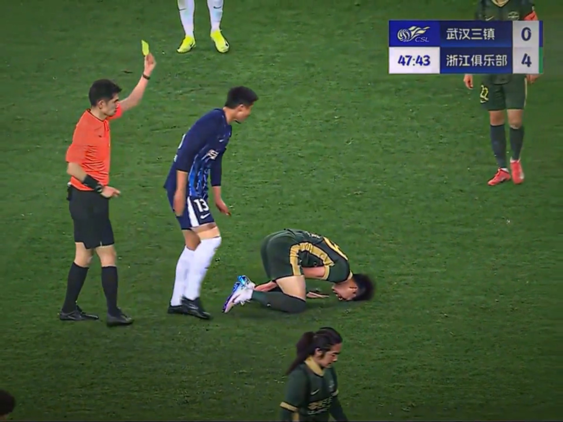 关于主力球员受伤退出比赛，队伍实力受到严重考验的信息