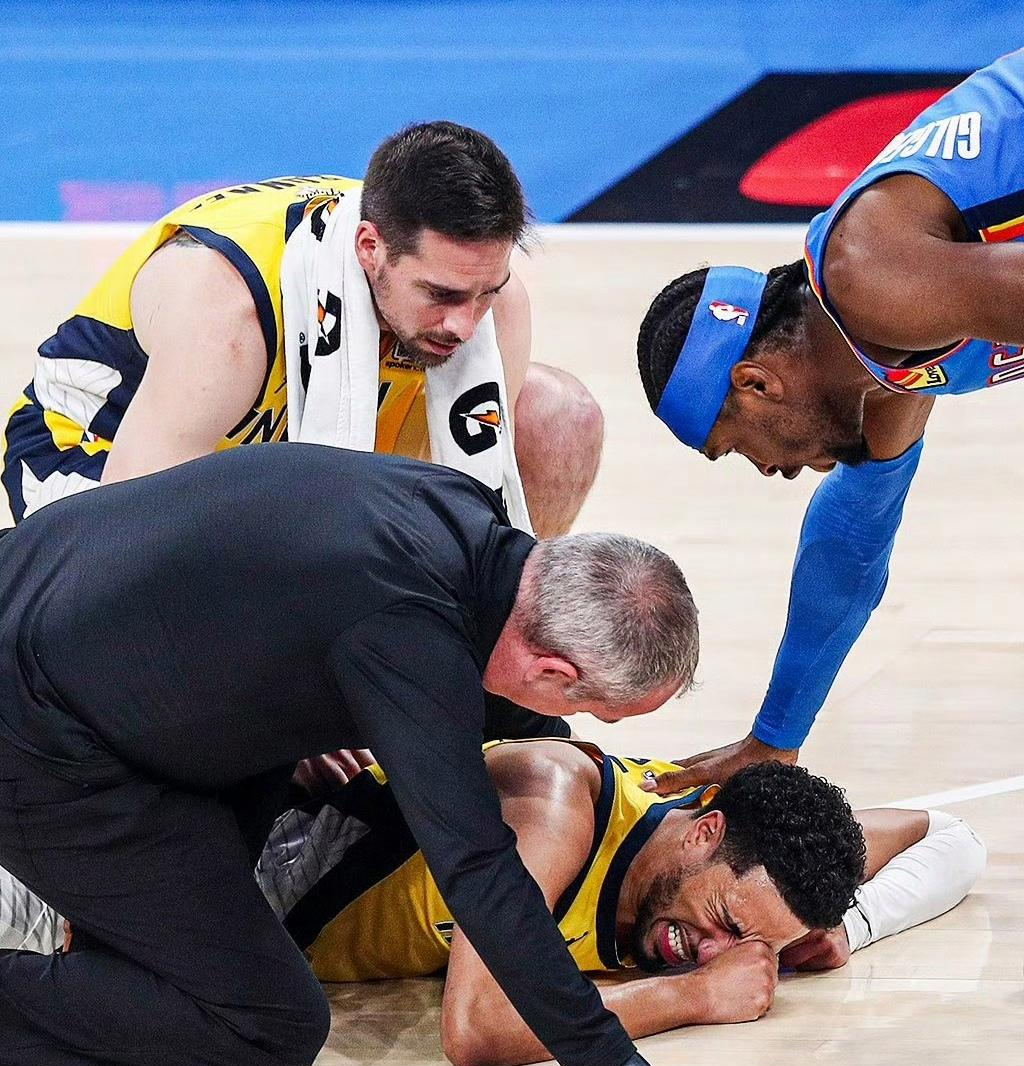 关于主力球员受伤退出比赛，队伍实力受到严重考验的信息