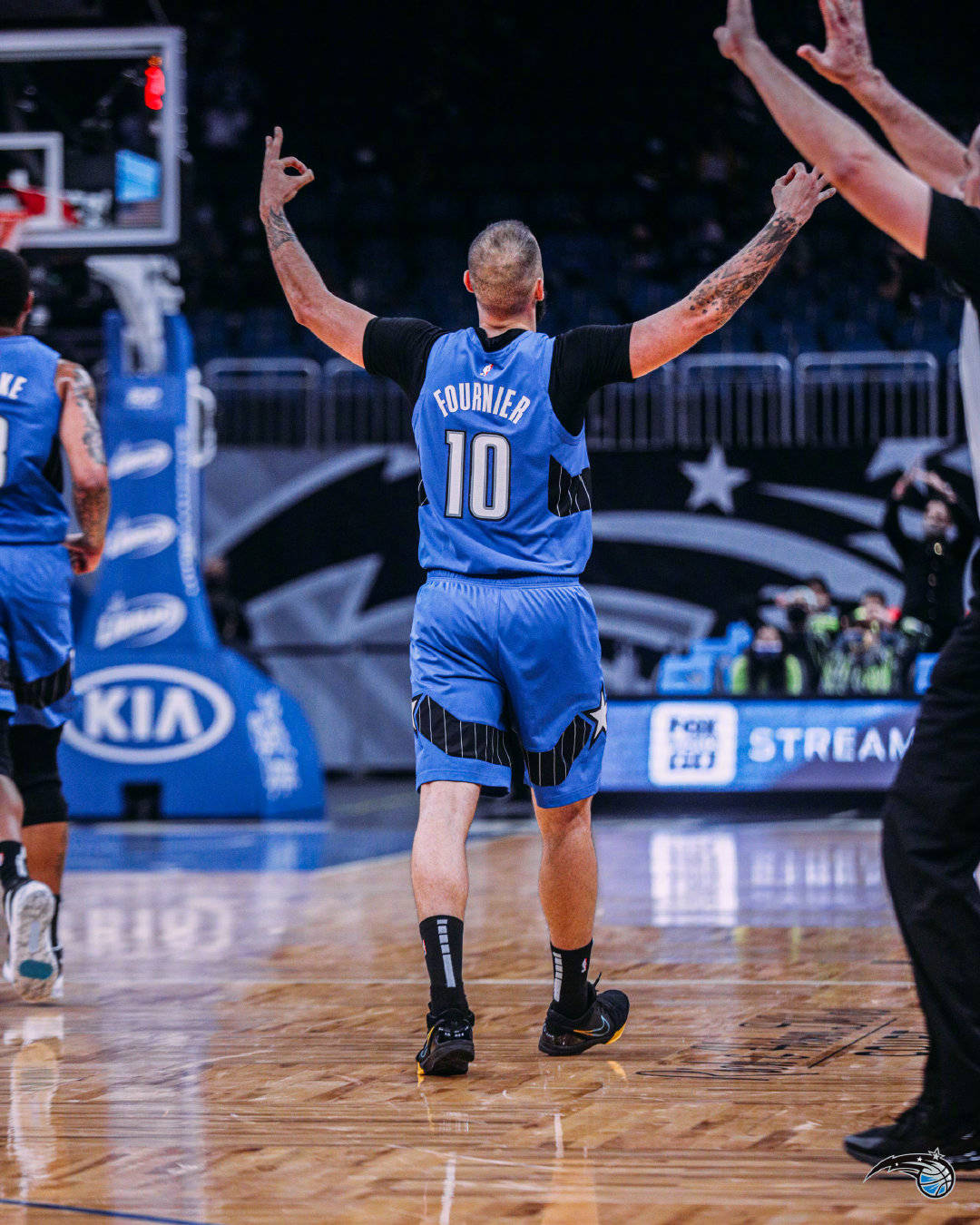 包含喷火队射手手感火热，连续命中三分球的词条