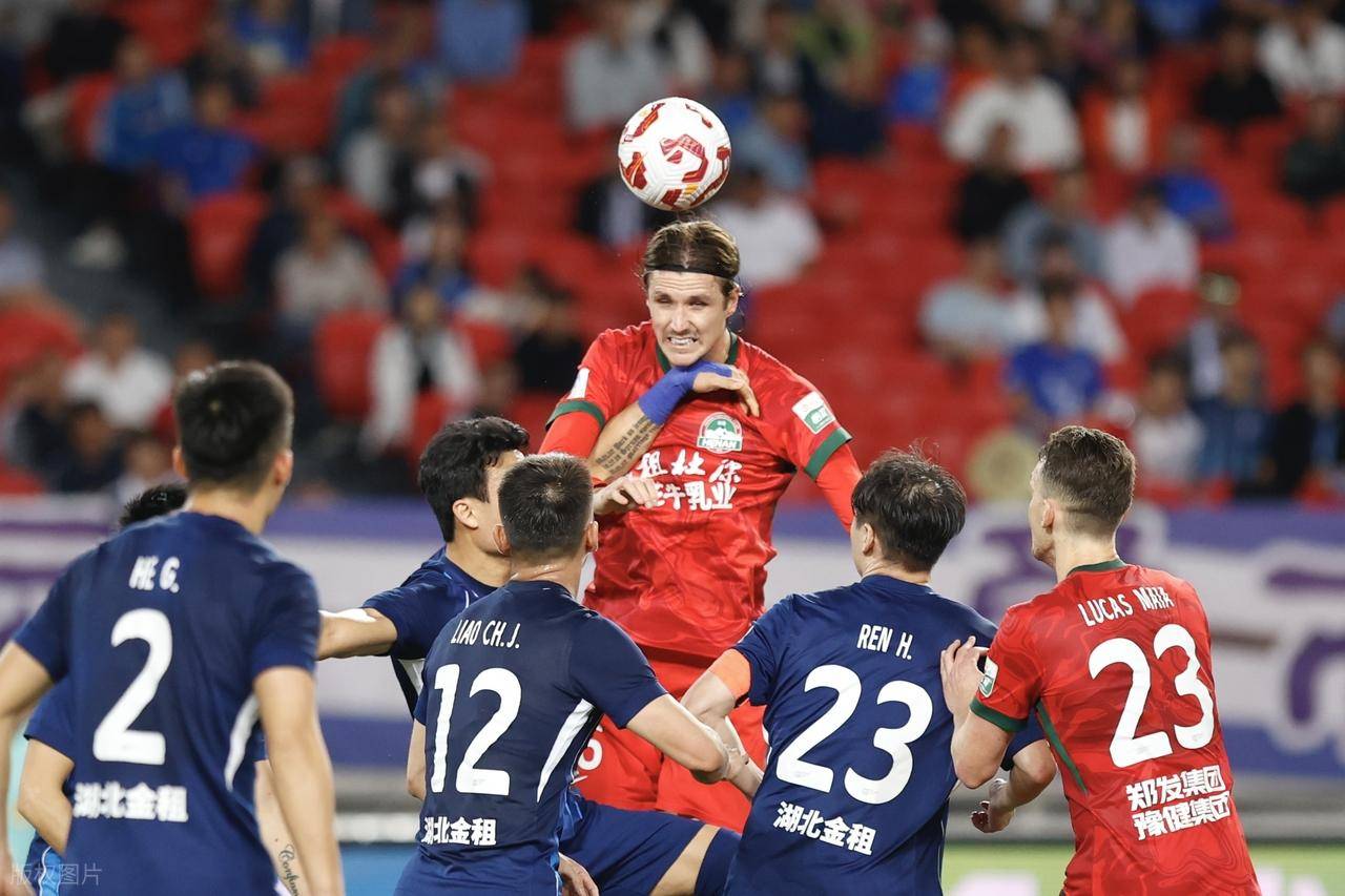 关于欧洲预选赛主教练战术布置，球队士气高昂的信息