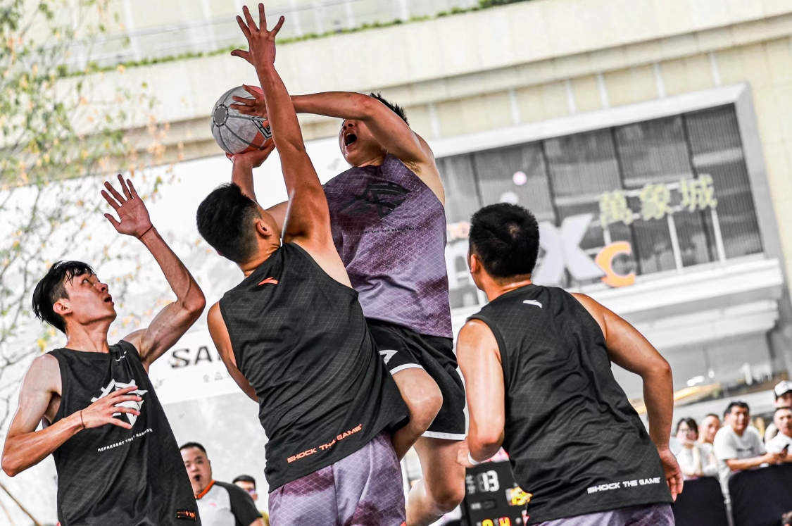 精彩纷呈！球员们的拼搏精神感动人心的简单介绍